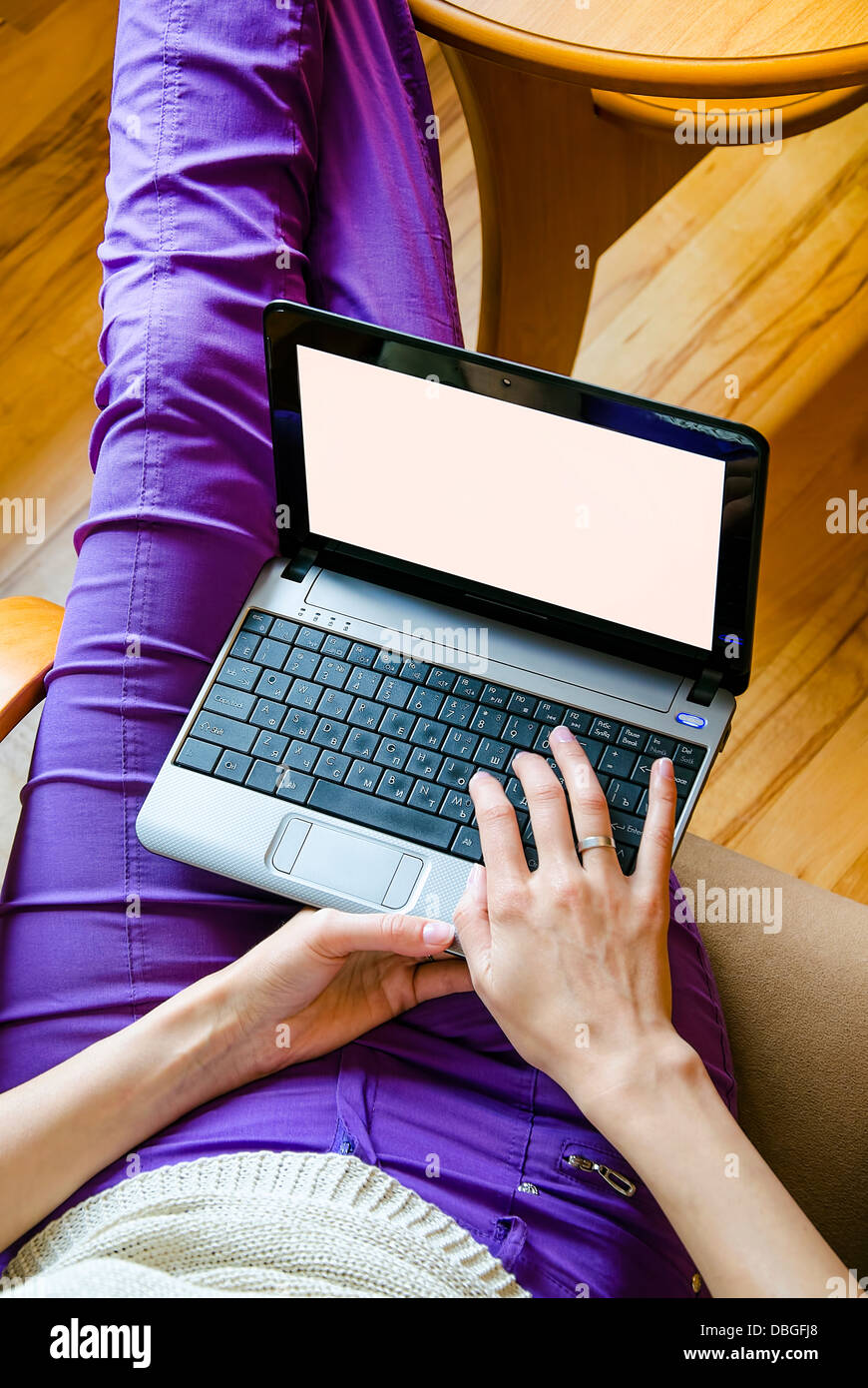 Ragazza con un computer portatile in una sedia Foto Stock