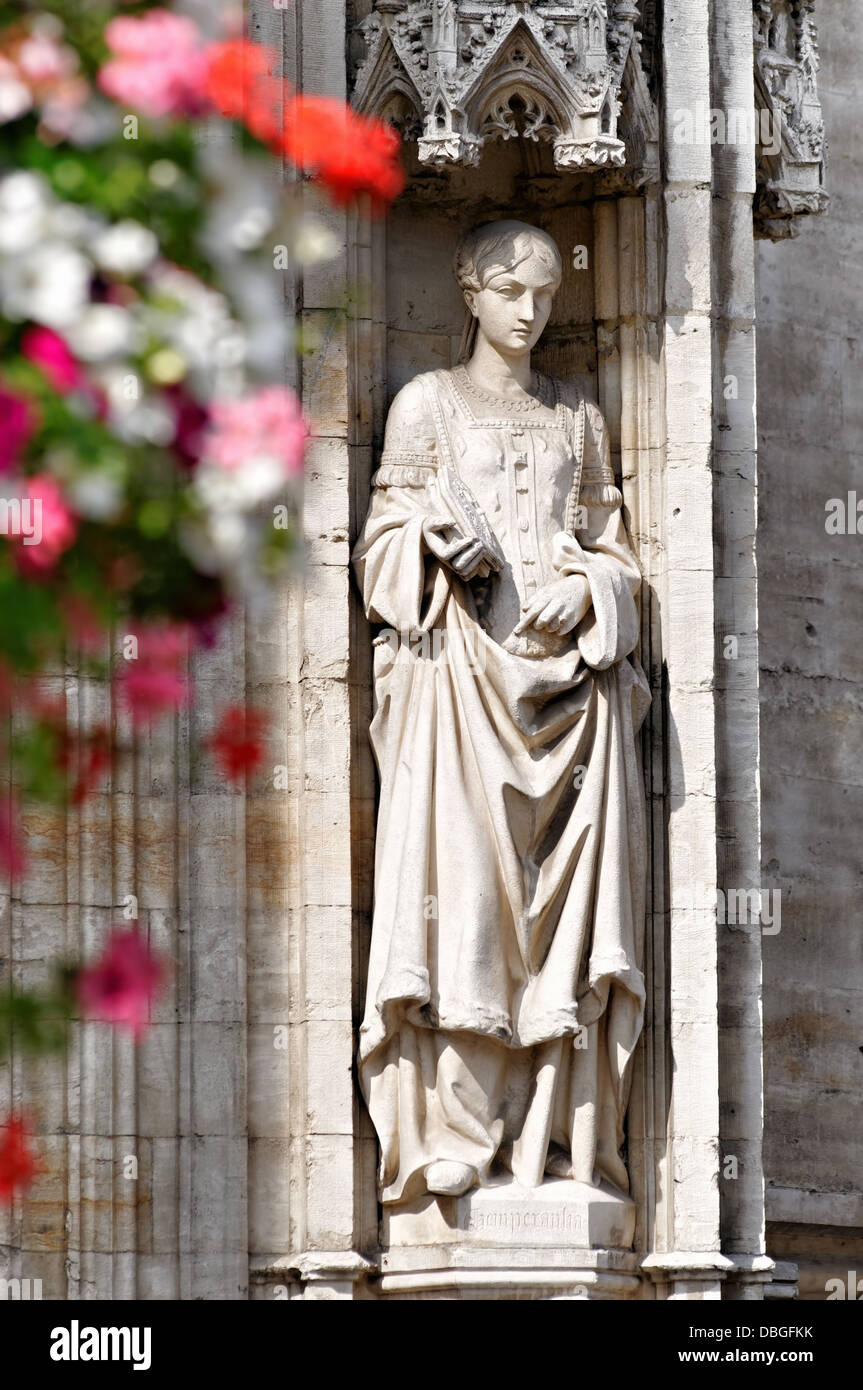 Statua della principessa medievale sulla parete dell'edificio gotico della Grand Place di Bruxelles Foto Stock