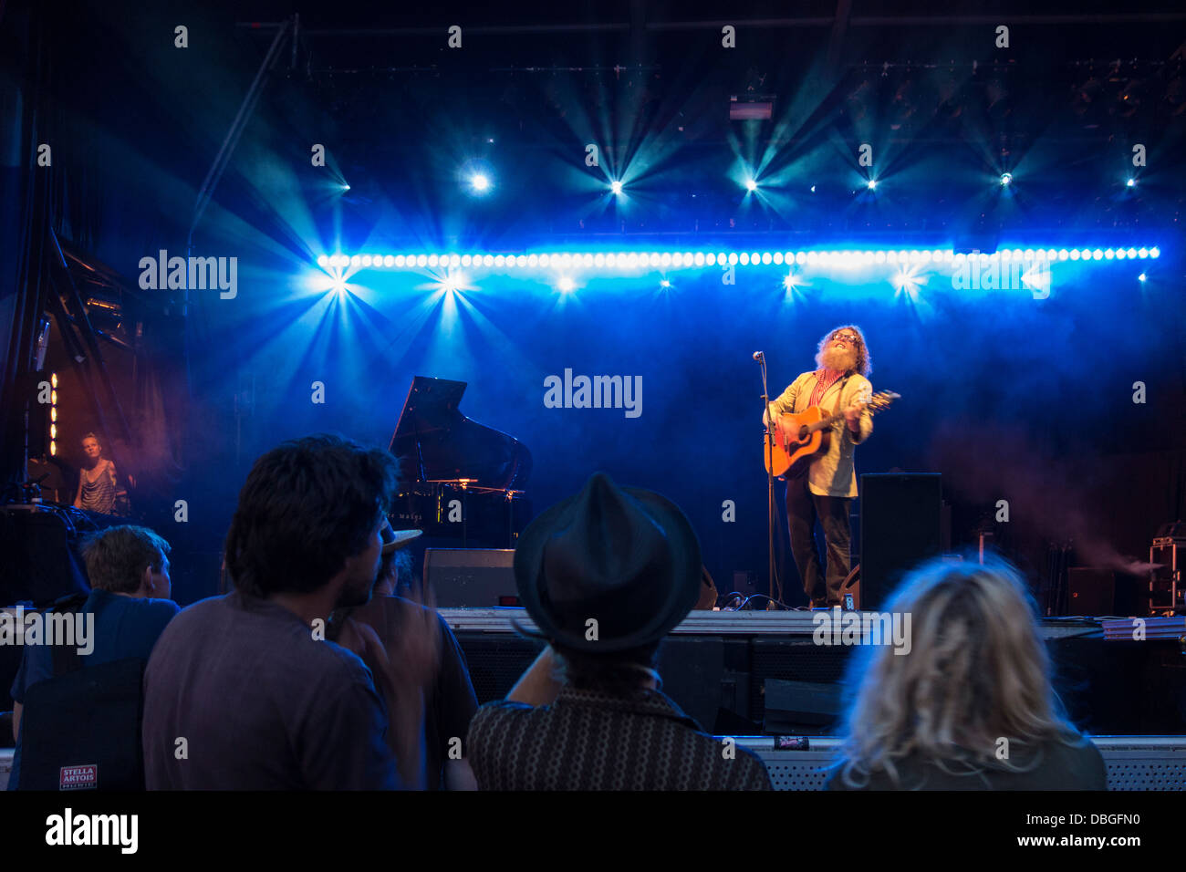 Il cantante canadese Ben Caplan cantare e suonare la chitarra sul palco durante il concerto Foto Stock