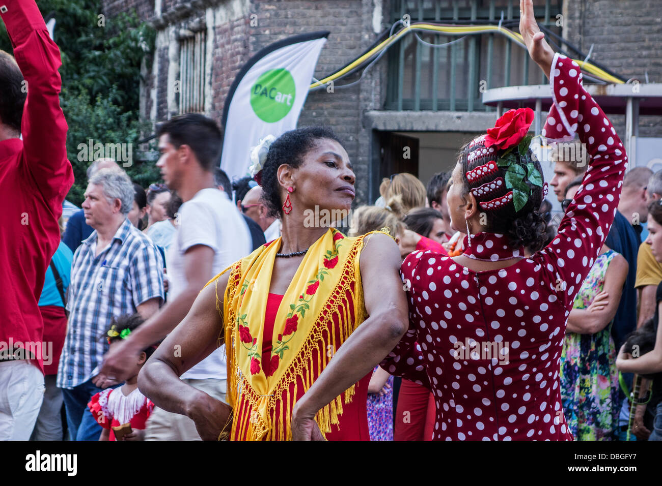 Nero donne ballare Salsa cubana come animazione di strada durante il Gentse Feesten / Gand festeggiamenti a Gand, Belgio Foto Stock