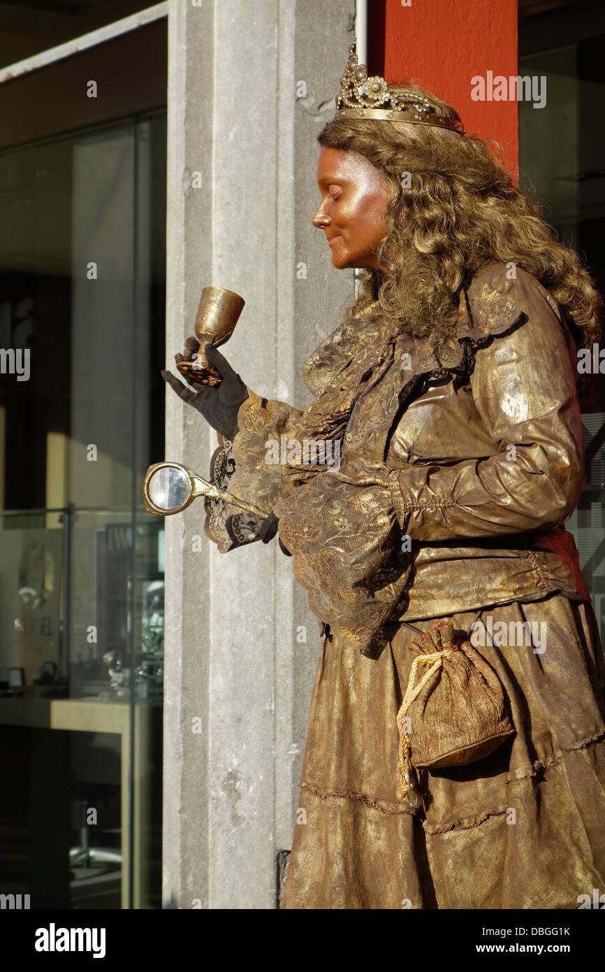 Animazione di strada dalla femmina busker vestito come statua vivente Foto Stock