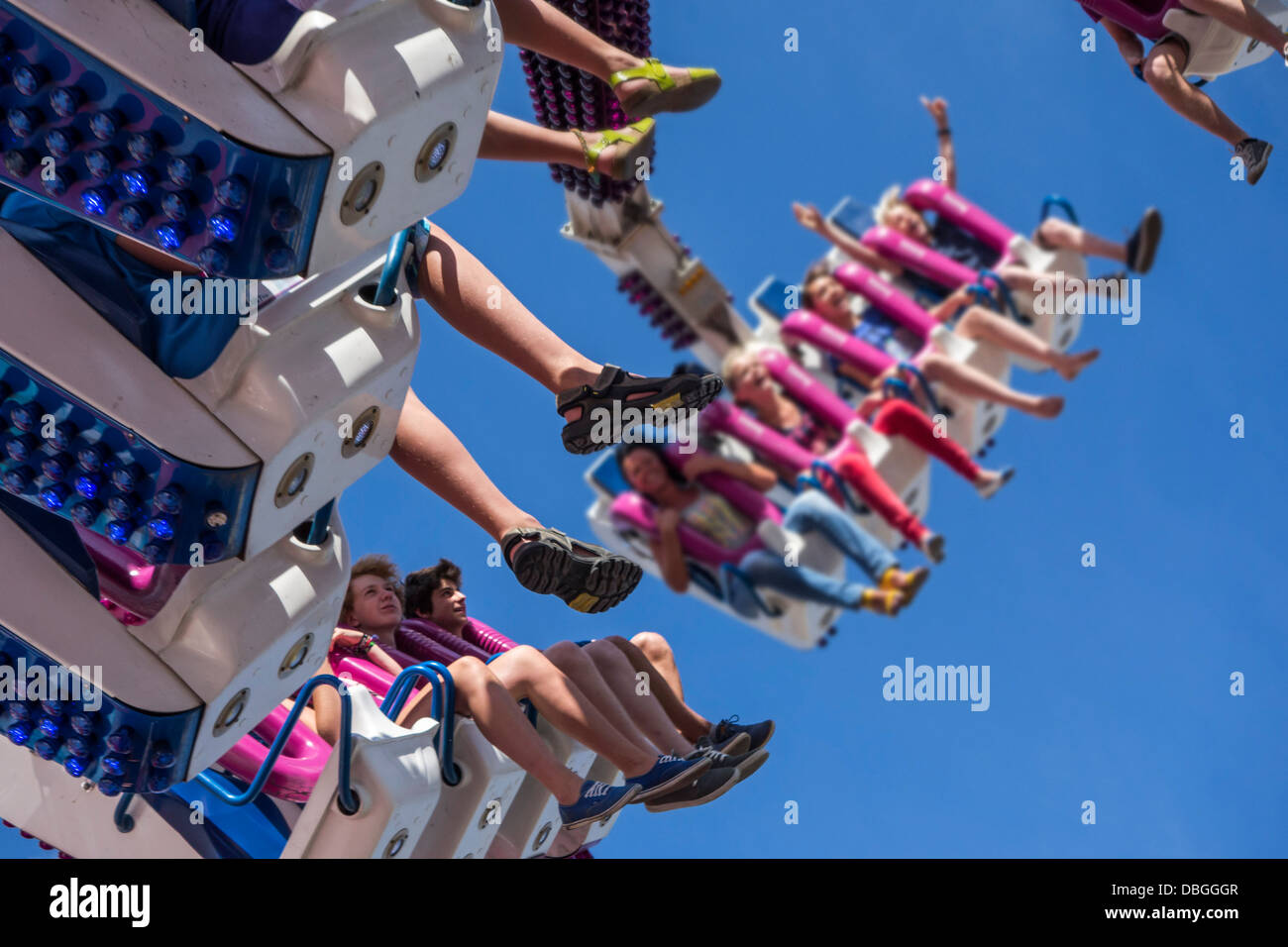 Emozionato thrillseekers / brivido divertirsi sulla fiera di attrazione forza G al parco di divertimenti di viaggio / viaggi fair Foto Stock