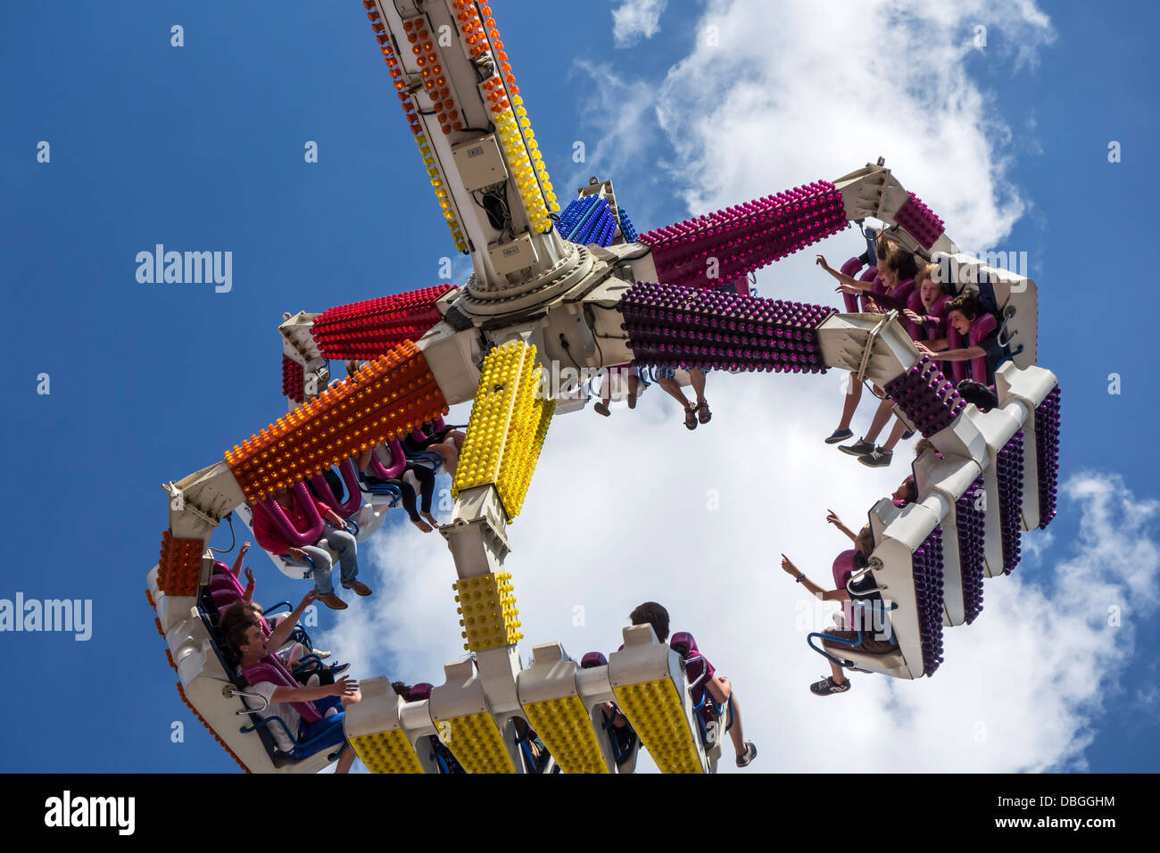 Emozionato thrillseekers / brivido divertirsi sulla fiera di attrazione forza G al parco di divertimenti di viaggio / viaggi fair Foto Stock