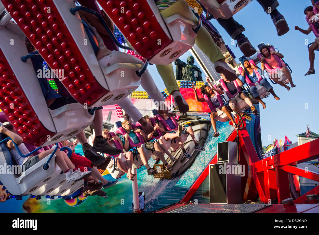 Emozionato thrillseekers / brivido divertirsi sulla fiera di attrazione forza G al parco di divertimenti di viaggio / viaggi fiera del divertimento Foto Stock