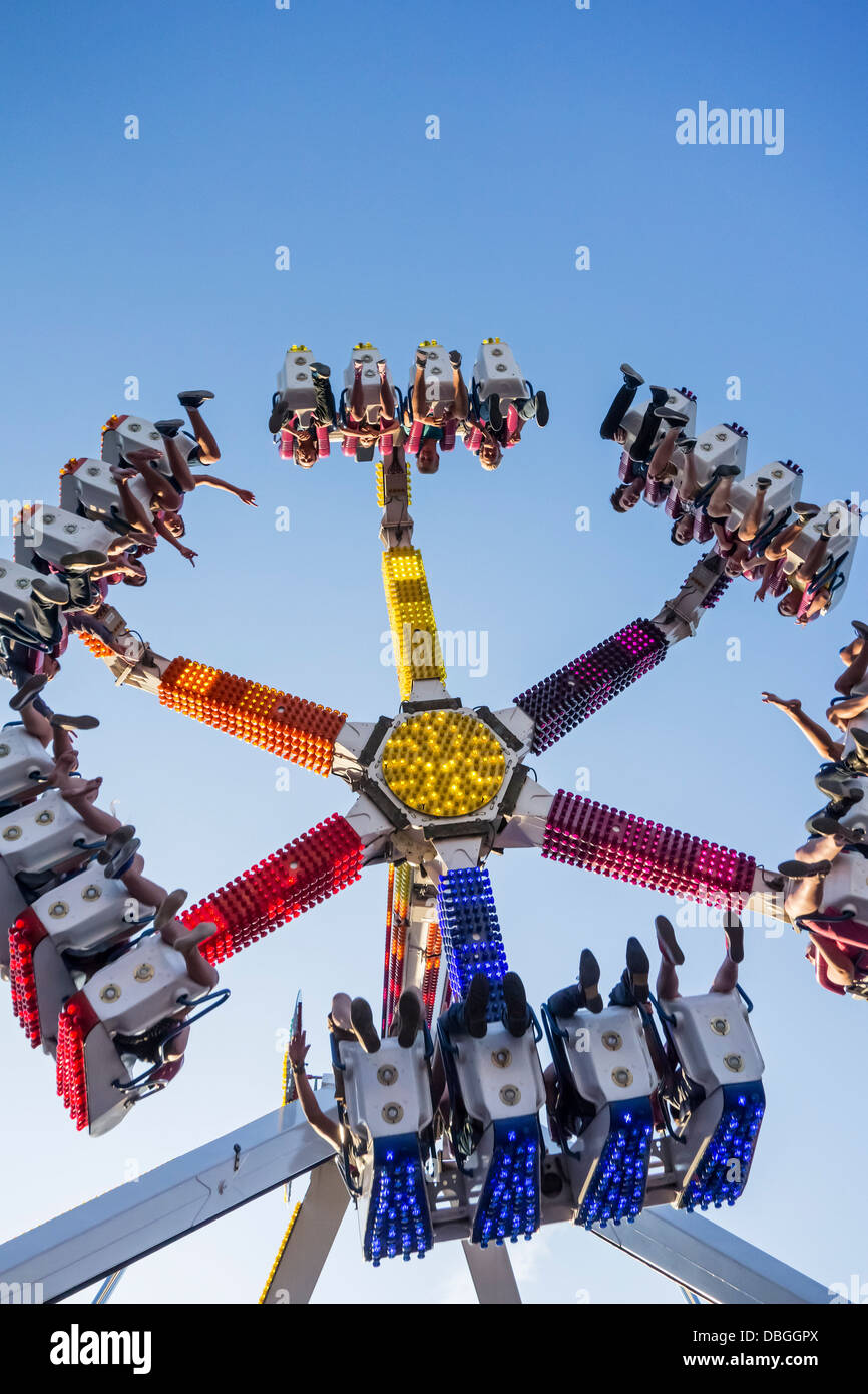 Emozionato thrillseekers / brivido divertirsi sulla fiera di attrazione forza G al parco di divertimenti di viaggio / viaggi fiera del divertimento Foto Stock