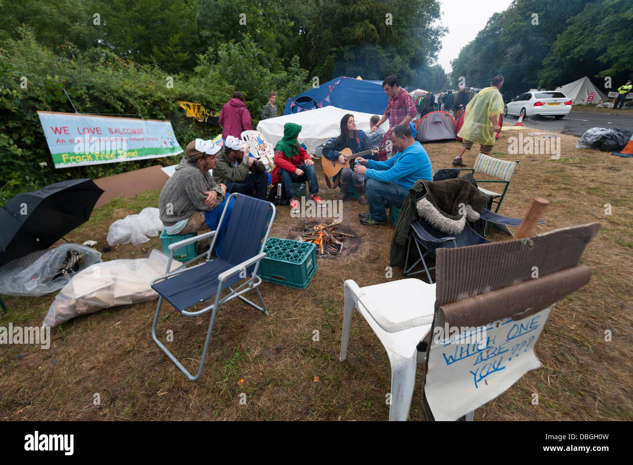 Balcombe, UK. Il 30 luglio, 2013. Liquori rimase elevato come i manifestanti a Balcombe continuare a protestare e a ostacolare i camion di entrare nel sito fracking nel West Sussex, Regno Unito. La perforazione in corrispondenza del sito inizierà presto il rig è in via di completamento sotto licenza dalla società energetica, Cuadrilla. Credito: Lee Thomas/Alamy Live News Foto Stock