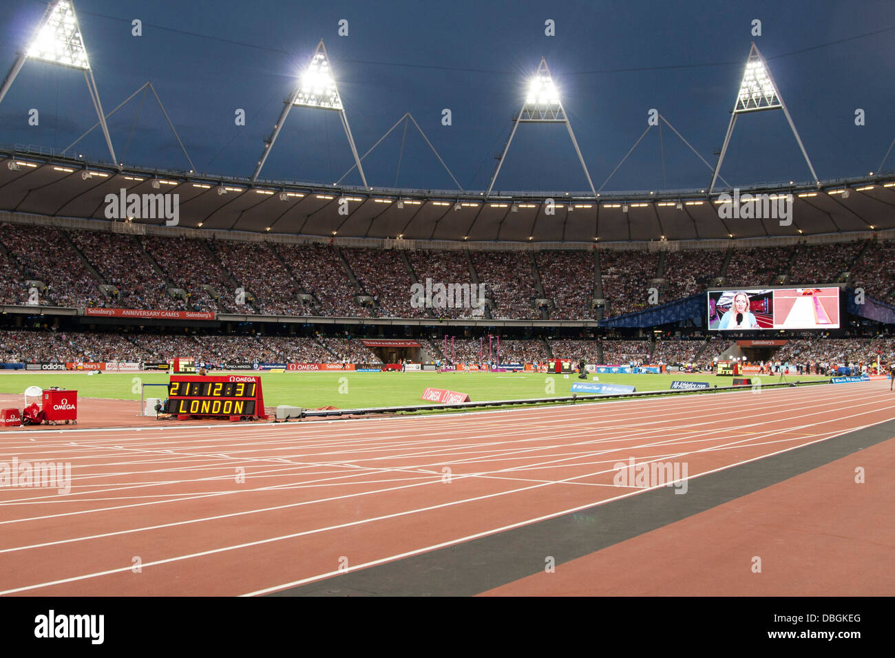 All'interno dello Stadio Olimpico di notte, Londra, Anniversario Giochi Foto Stock