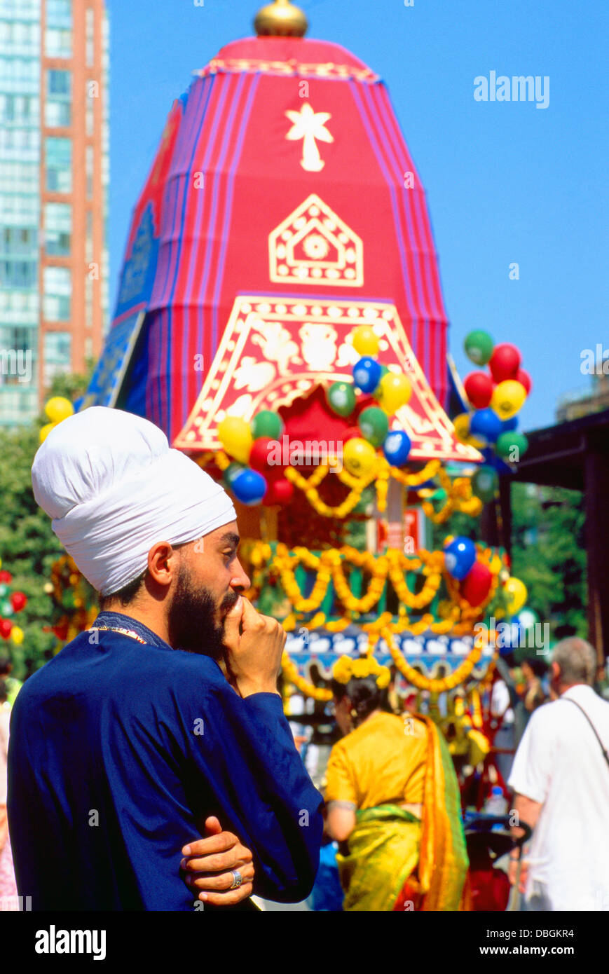 Hare Krishna sfilata di carri e Festival dell India, Vancouver, BC, British Columbia, Canada - devoti a piedi con galleggiante Foto Stock