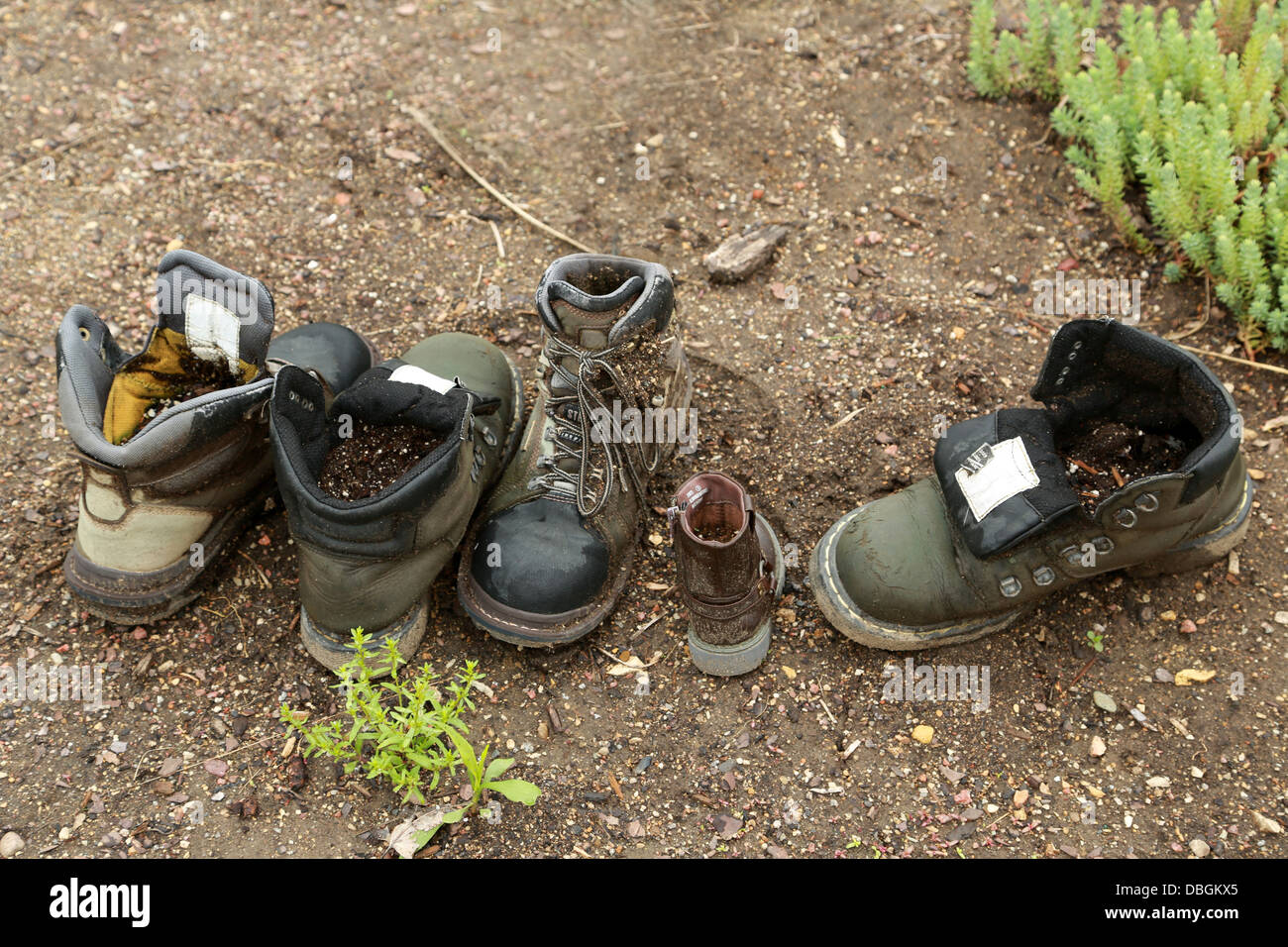 Vecchie scarpe da trekking fuori pieni di sporcizia Foto Stock