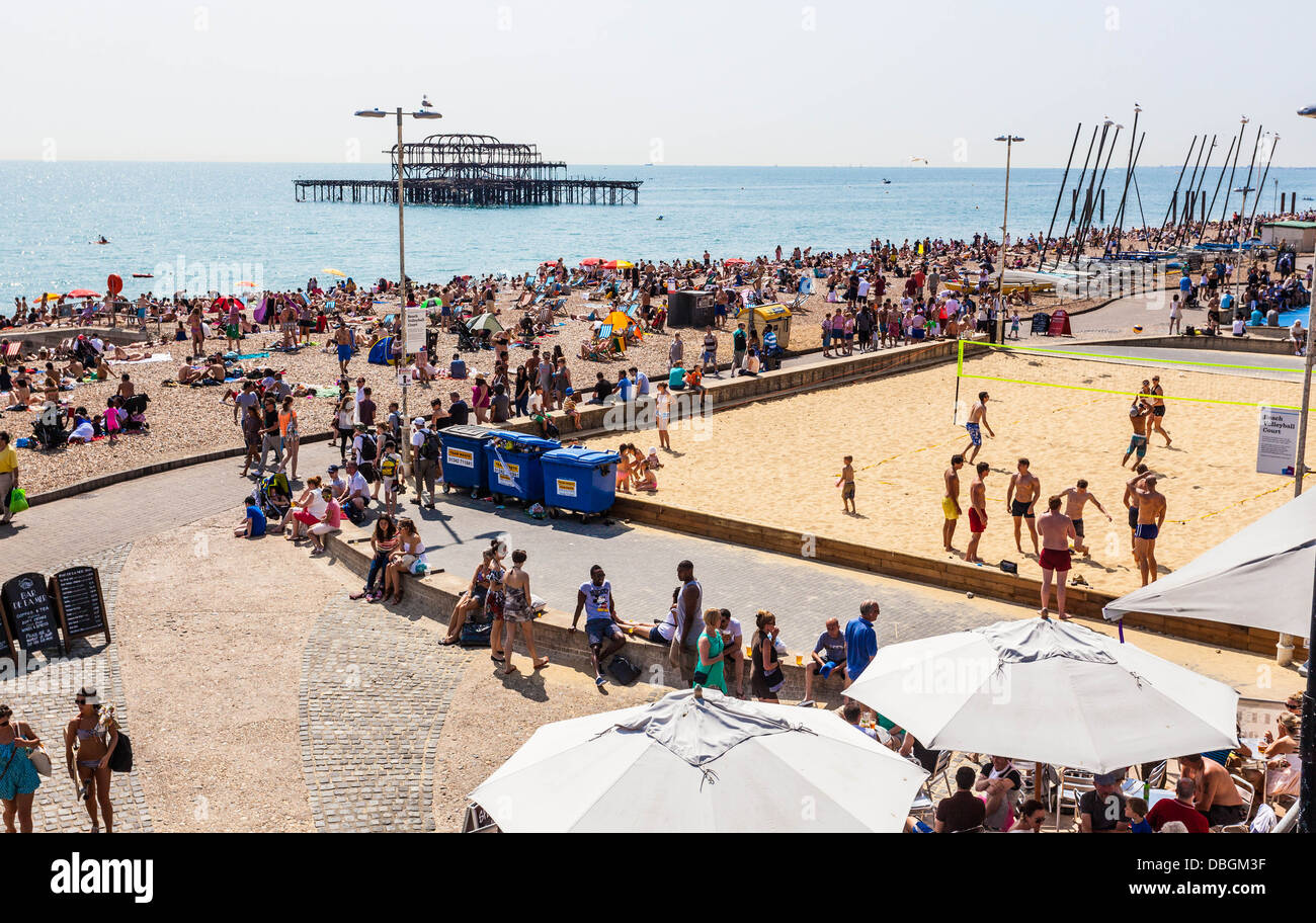 Occupato la spiaggia e il lungomare, Brighton East Sussex, England, Regno Unito Foto Stock