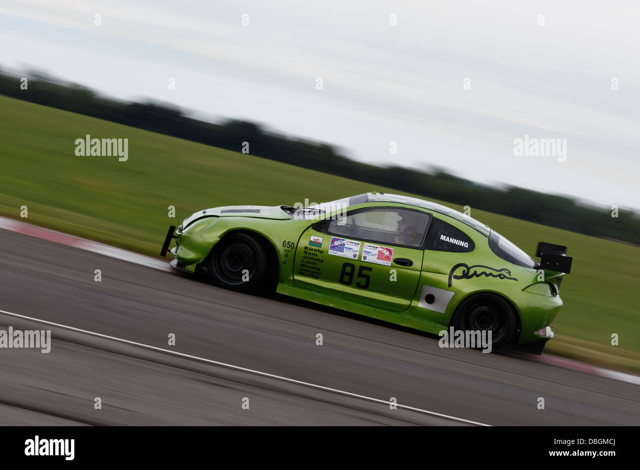 Una macchina prendendo il troncaggio in un evento di Sprint al circuito Llandow, Foto Stock