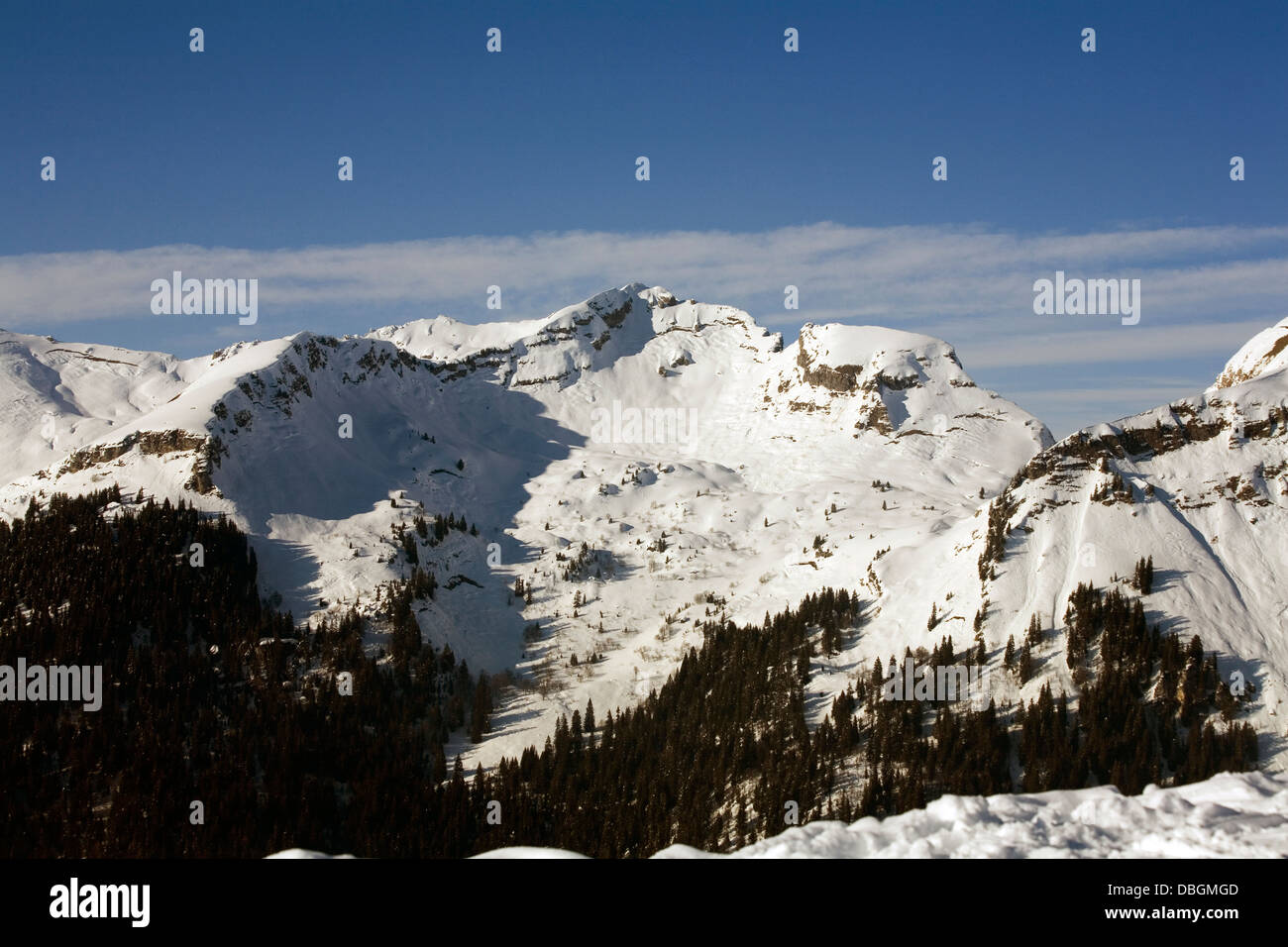 Panorama di montagna da Avoriaz verso Pointe D'Entre Deux Pertuis nei pressi di Avoriaz e Morzine Portes du Soleil Francia Foto Stock