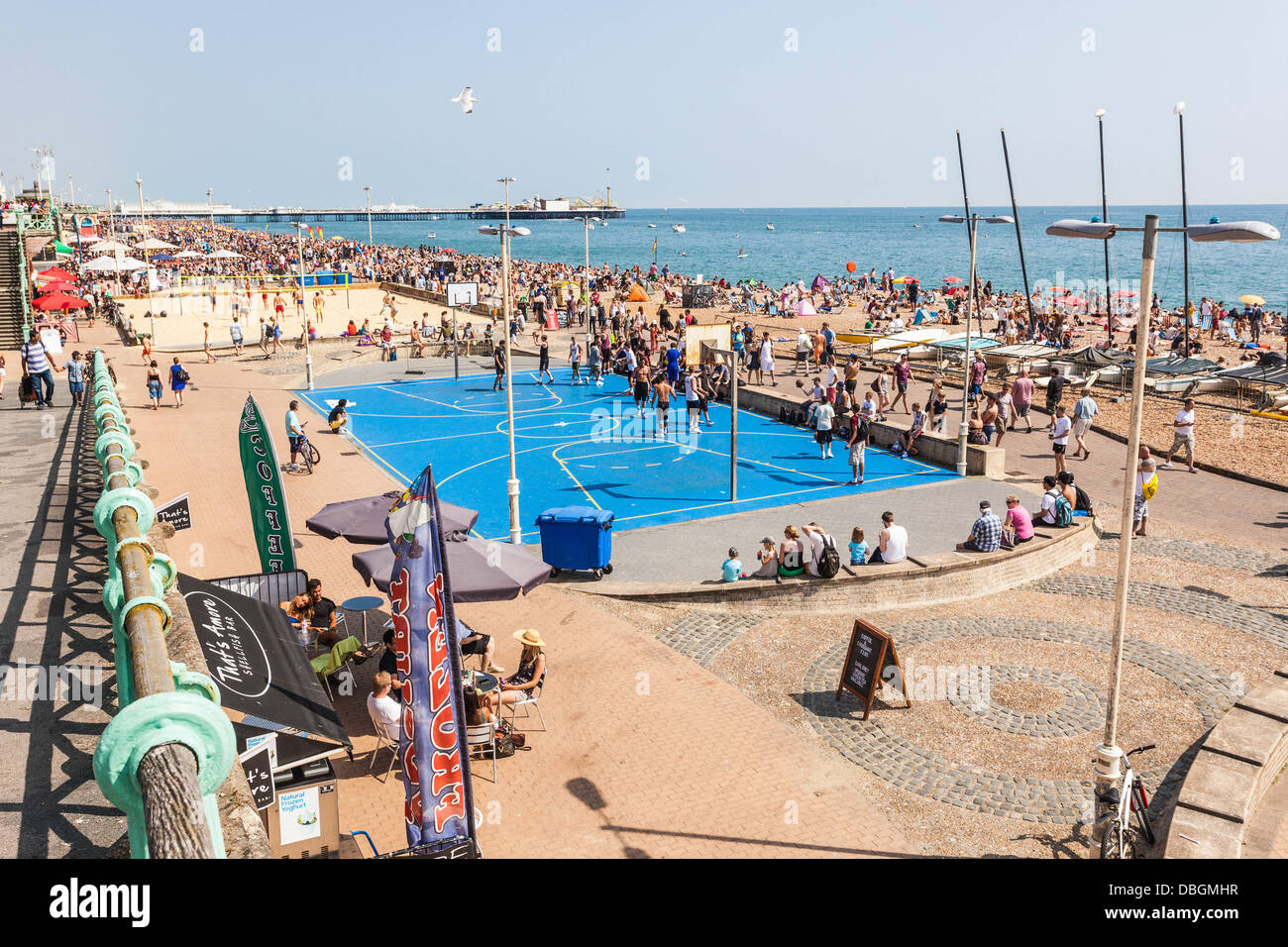 Campo da pallacanestro sulla Spiaggia di Brighton, Brighton, Inghilterra, Regno Unito Foto Stock