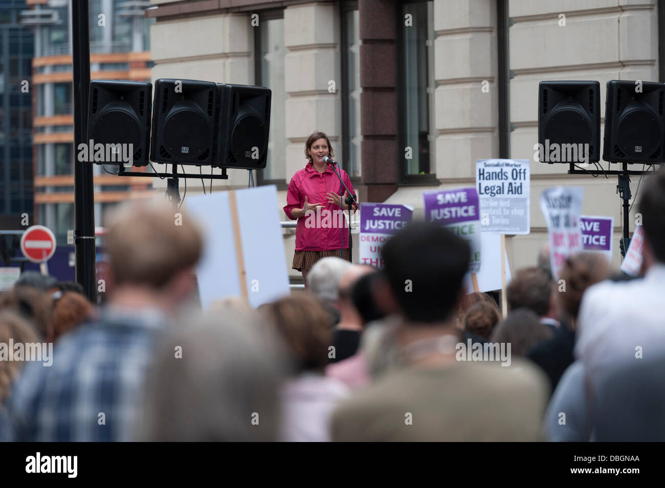 Londra, Regno Unito. Il 30 luglio, 2013. Centinaia di dimostrare al di fuori del Vecchio Bailey a Londra contro il governo la proposta di tagli per assistenza legale nel Regno Unito. Ampie modifiche alle legislazioni esistenti sono state discusse in seno alla Camera dei Comuni nel mese di giugno, 2013. Credito: Lee Thomas/Alamy Live News Foto Stock