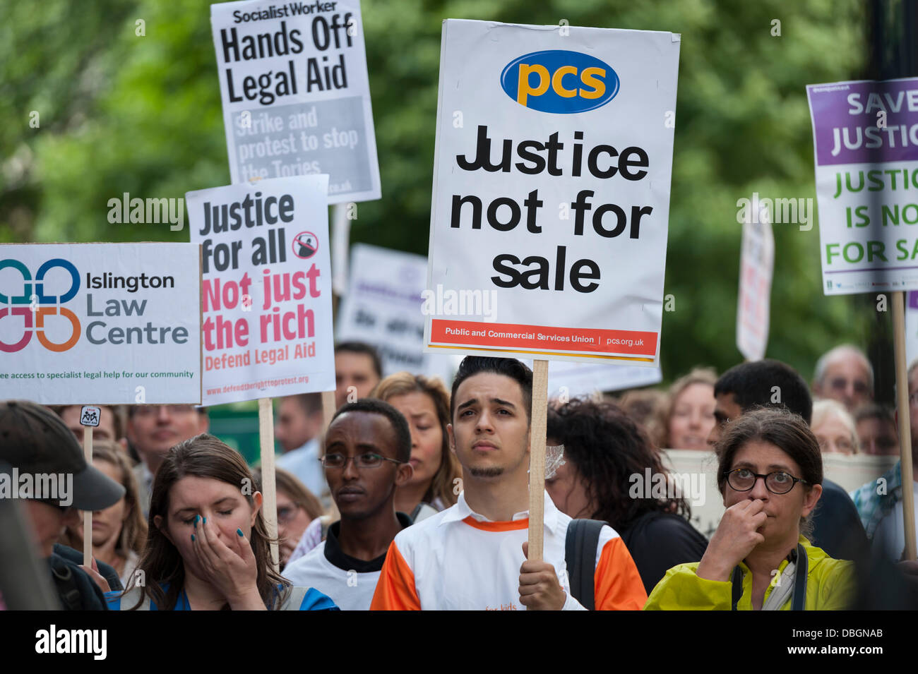 Londra, Regno Unito. Il 30 luglio, 2013. Centinaia di dimostrare al di fuori del Vecchio Bailey a Londra contro il governo la proposta di tagli per assistenza legale nel Regno Unito. Ampie modifiche alle legislazioni esistenti sono state discusse in seno alla Camera dei Comuni nel mese di giugno, 2013. Credito: Lee Thomas/Alamy Live News Foto Stock