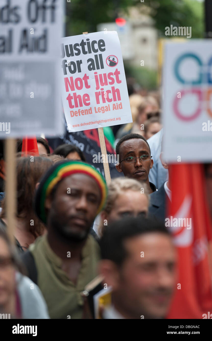 Londra, Regno Unito. Il 30 luglio, 2013. Centinaia di dimostrare al di fuori del Vecchio Bailey a Londra contro il governo la proposta di tagli per assistenza legale nel Regno Unito. Ampie modifiche alle legislazioni esistenti sono state discusse in seno alla Camera dei Comuni nel mese di giugno, 2013. Credito: Lee Thomas/Alamy Live News Foto Stock