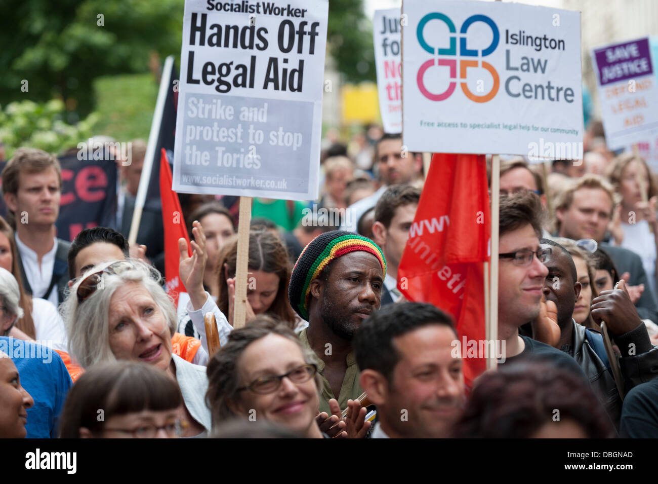 Londra, Regno Unito. Il 30 luglio, 2013. Centinaia di dimostrare al di fuori del Vecchio Bailey a Londra contro il governo la proposta di tagli per assistenza legale nel Regno Unito. Ampie modifiche alle legislazioni esistenti sono state discusse in seno alla Camera dei Comuni nel mese di giugno, 2013. Credito: Lee Thomas/Alamy Live News Foto Stock
