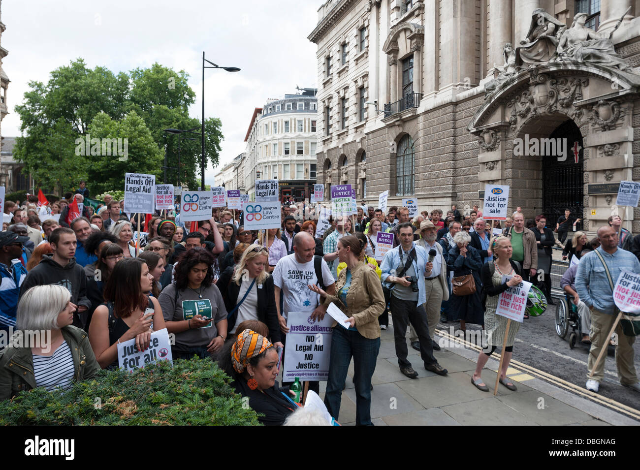 Londra, Regno Unito. Il 30 luglio, 2013. Centinaia di dimostrare al di fuori del Vecchio Bailey a Londra contro il governo la proposta di tagli per assistenza legale nel Regno Unito. Ampie modifiche alle legislazioni esistenti sono state discusse in seno alla Camera dei Comuni nel mese di giugno, 2013. Credito: Lee Thomas/Alamy Live News Foto Stock