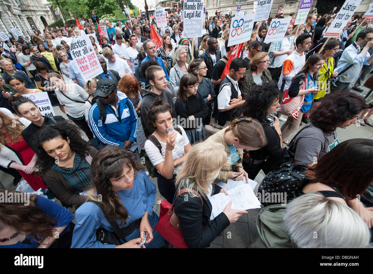 Londra, Regno Unito. Il 30 luglio, 2013. Centinaia di dimostrare al di fuori del Vecchio Bailey a Londra contro il governo la proposta di tagli per assistenza legale nel Regno Unito. Ampie modifiche alle legislazioni esistenti sono state discusse in seno alla Camera dei Comuni nel mese di giugno, 2013. Credito: Lee Thomas/Alamy Live News Foto Stock