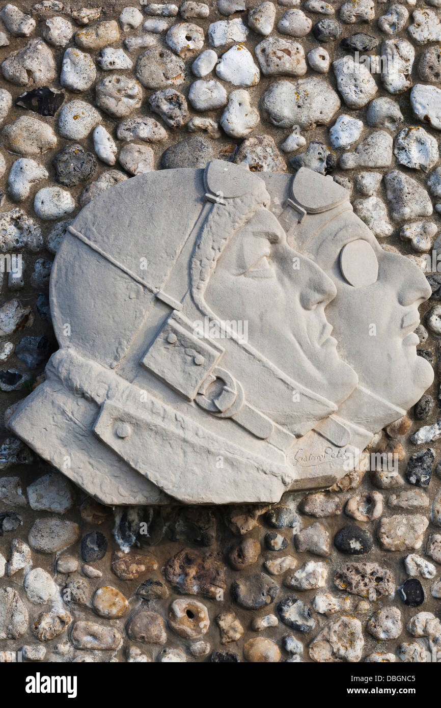 Francia, Normandia, Etretat, Falaise De Amont scogliere, Musee Nungesser e Coli, rilievo sulla parete del museo. Foto Stock