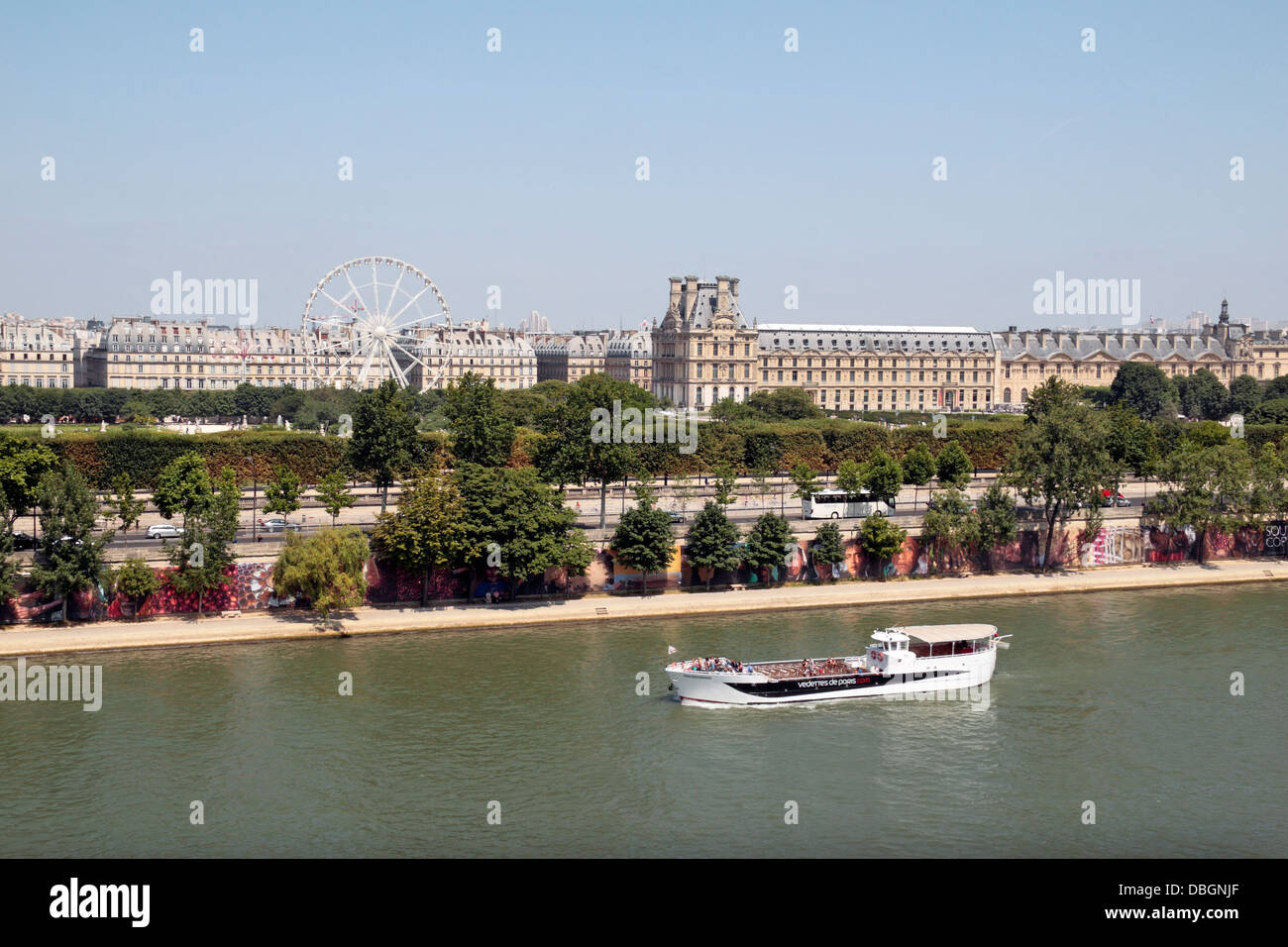 Vista dal tetto del Musee D'Orsay guardando in giù sul Fiume Senna e il museo del Louvre di Parigi, Francia. Foto Stock