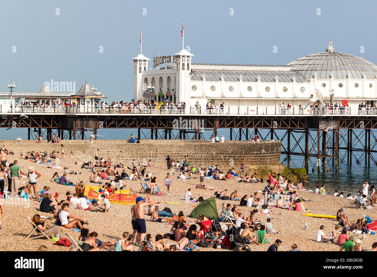 Spiaggia e molo affollati, Brighton, Inghilterra, Regno Unito. Foto Stock