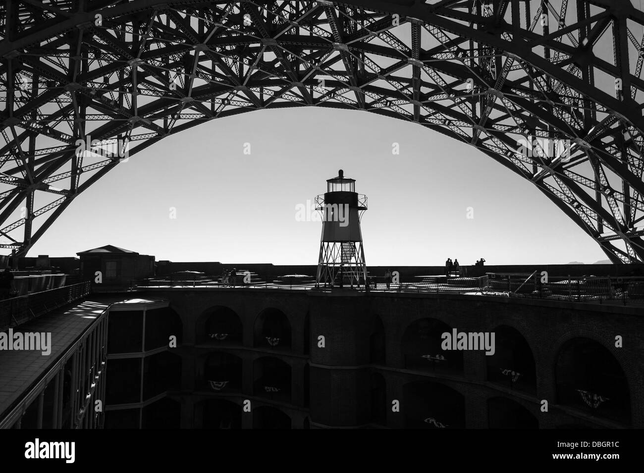 Bianco e nero del faro di Fort Point sotto la sovrastruttura del Golden Gate Bridge a San Francisco Foto Stock