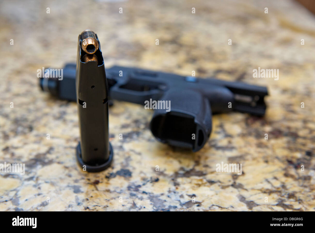 Una Sig Sauer P250 pistola essendo mantenuta come una protezione contro le intrusioni in una casa privata, Santa Ana, California Foto Stock