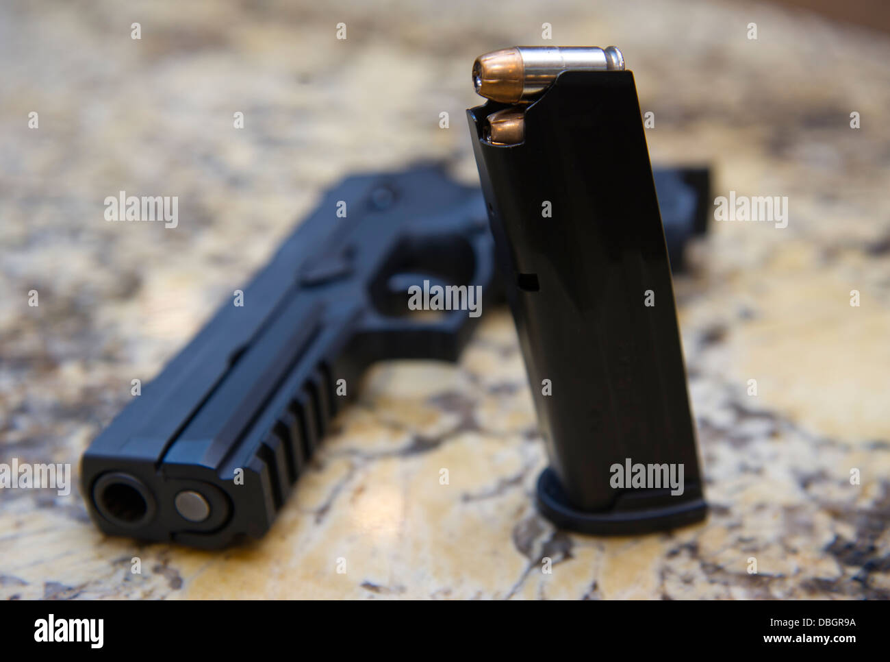 Una Sig Sauer P250 pistola essendo mantenuta come una protezione contro le intrusioni in una casa privata, Santa Ana, California Foto Stock