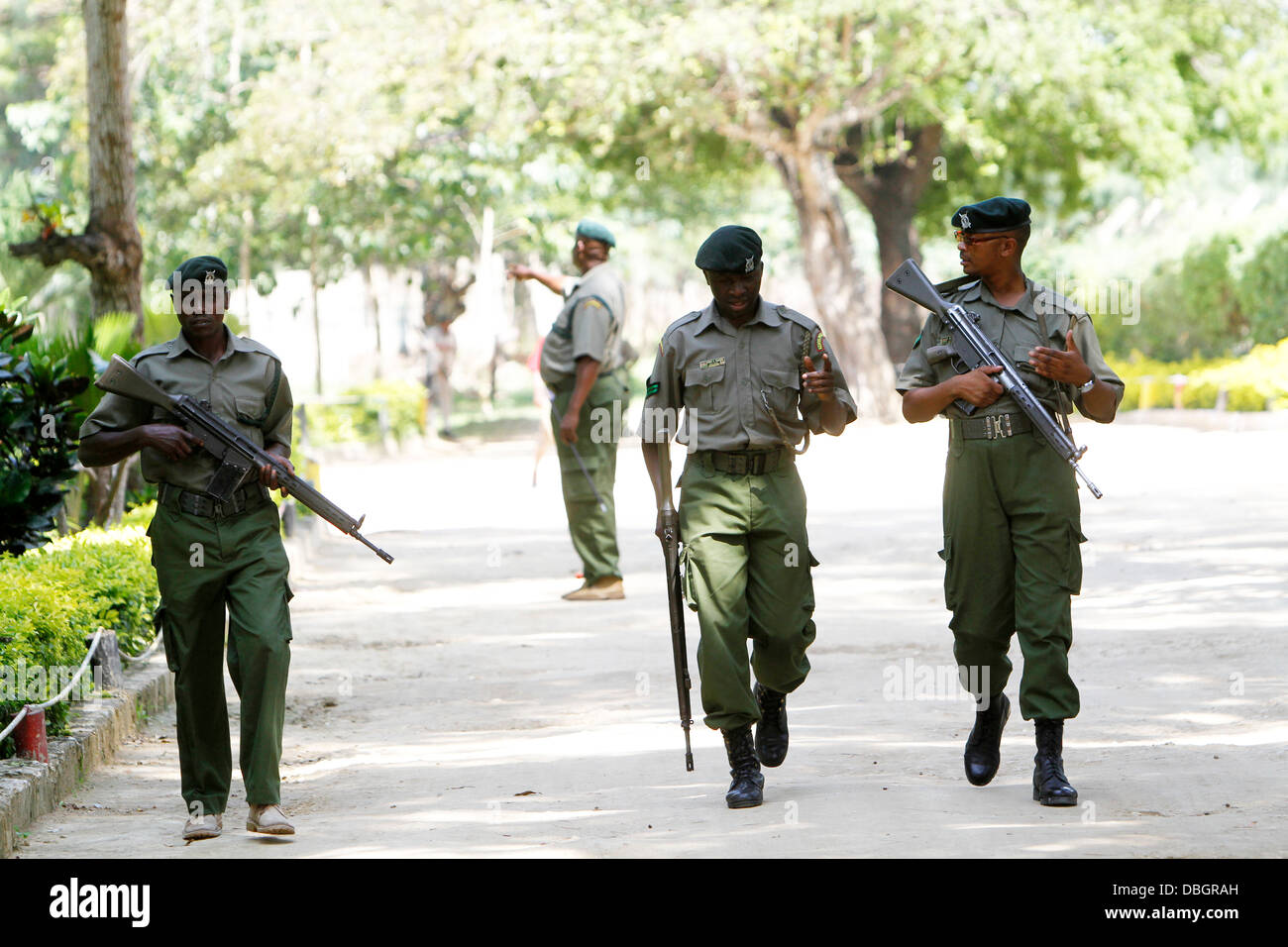 Le guardie armate all'interno di Shimo La Principali Tewa prigione, Mombasa, in Kenya. Foto Stock
