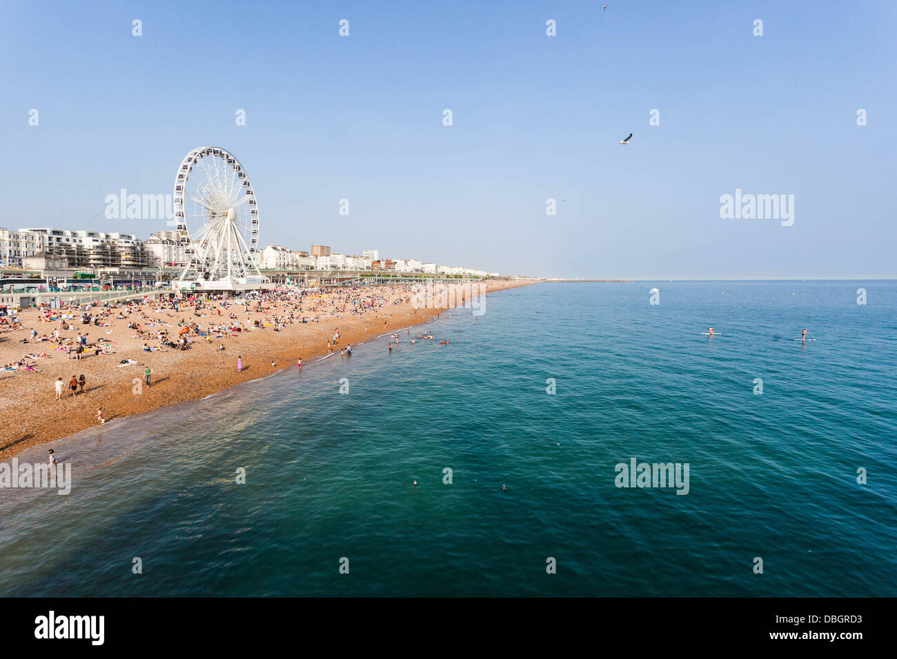 La spiaggia di Brighton visto dal molo, England, Regno Unito Foto Stock