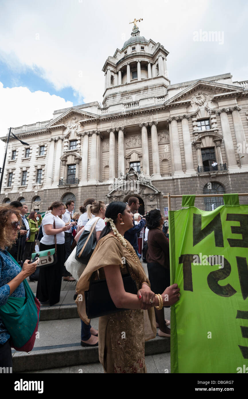 Londra, Regno Unito. Il 30 luglio, 2013. Centinaia di dimostrare al di fuori del Vecchio Bailey a Londra contro il governo la proposta di tagli per assistenza legale nel Regno Unito. Ampie modifiche alle legislazioni esistenti sono state discusse in seno alla Camera dei Comuni nel mese di giugno, 2013. Credito: Lee Thomas/Alamy Live News Foto Stock