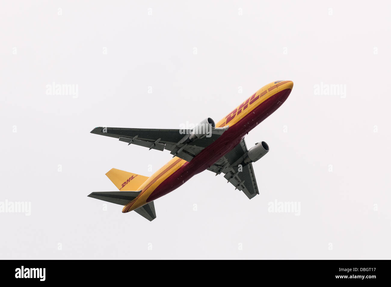 Un Boeing 767 di proprietà di e gestito da ABX Air e in DHL distintivo giallo e rosso livrea decolla da Vancouver International Foto Stock