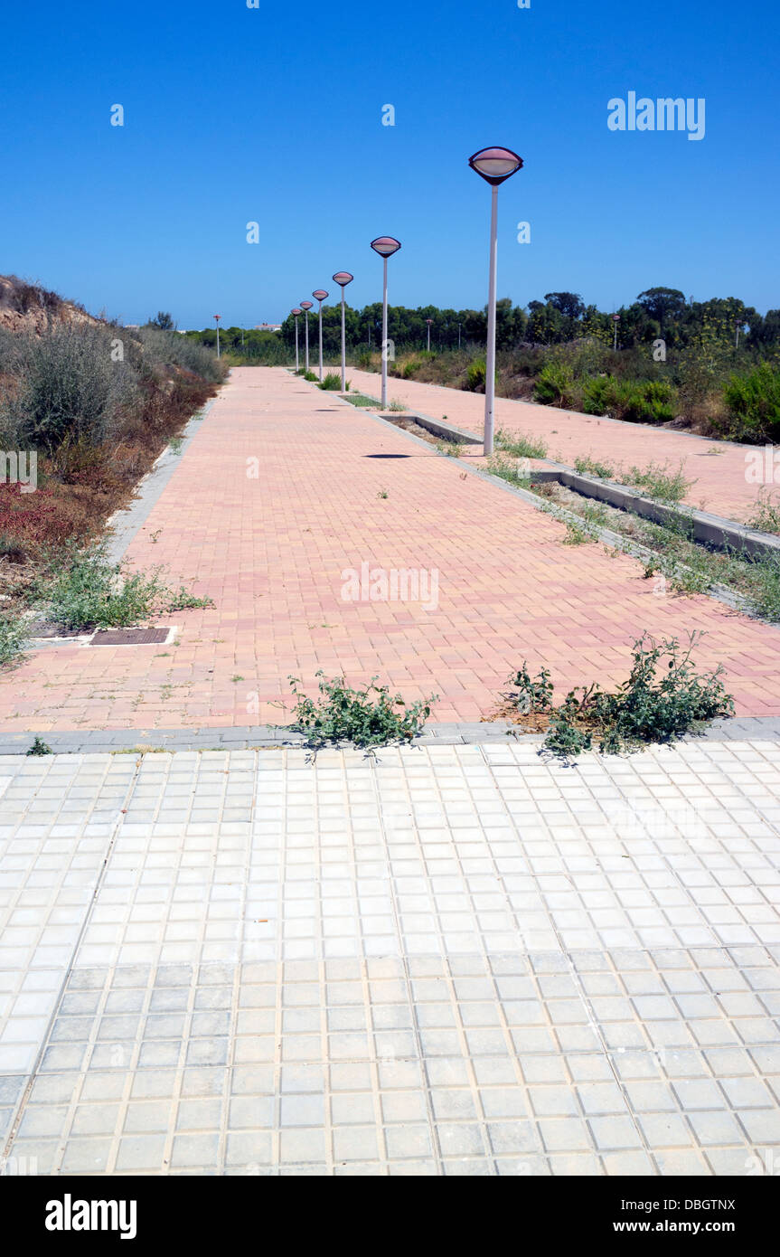 Il sentiero, marciapiede conduce al nulla, su una urbanizzazione incompiuta in Costa BlancaSpain Foto Stock