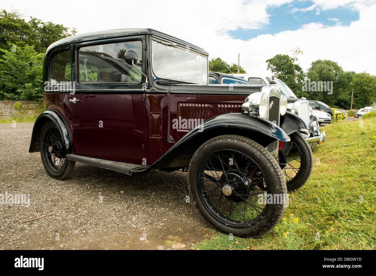 Due vetture vintage parcheggiato all'Embsay & Bolton Abbey Steam Railway. Foto Stock