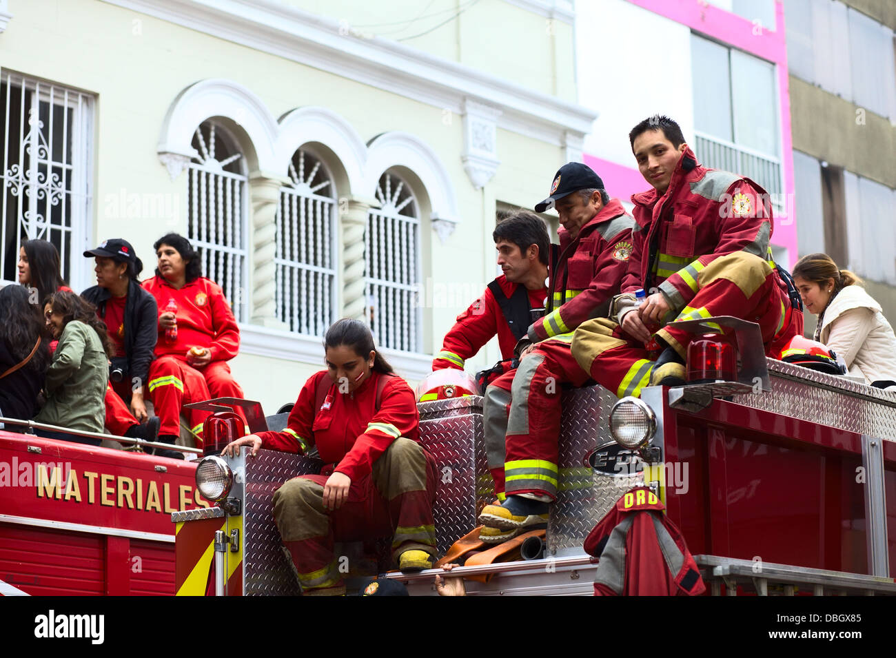 Vigili del fuoco volontari seduti su un camion dei pompieri sul Wong parata del 21 luglio 2013 nel quartiere di Miraflores, Lima, Perù. Foto Stock