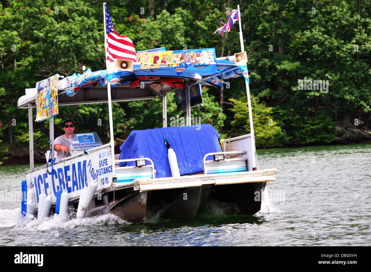 Il Gelato galleggiante', una barca che la vendita di gelati su Smith Mountain Lake, contea di Franklin, Virginia Foto Stock