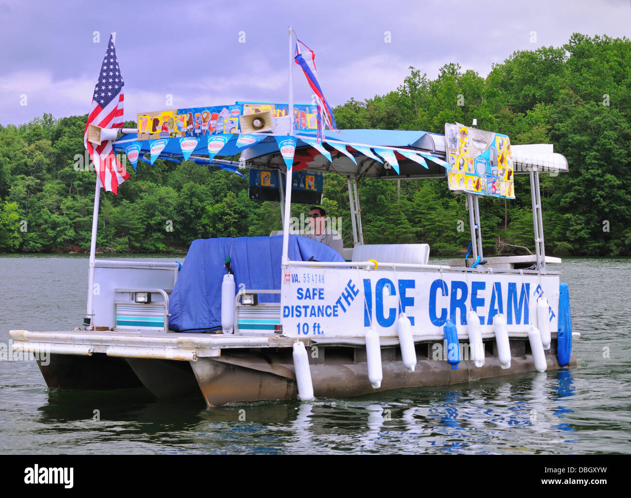 Il Gelato galleggiante', una barca che la vendita di gelati su Smith Mountain Lake, contea di Franklin, Virginia Foto Stock