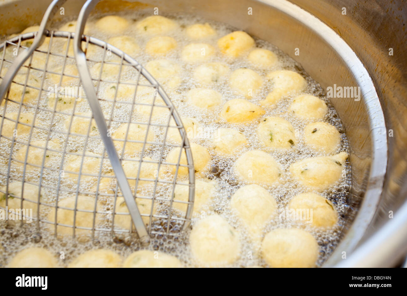 Zeppulelle napoletana tradizionale cibo fritto e salato. Foto Stock