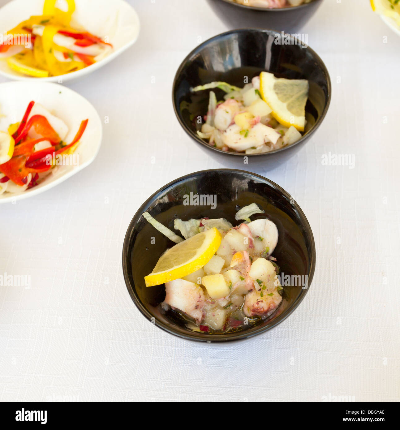 Bocce a buffet con una varietà di pesci e crostacei di finger food Foto Stock