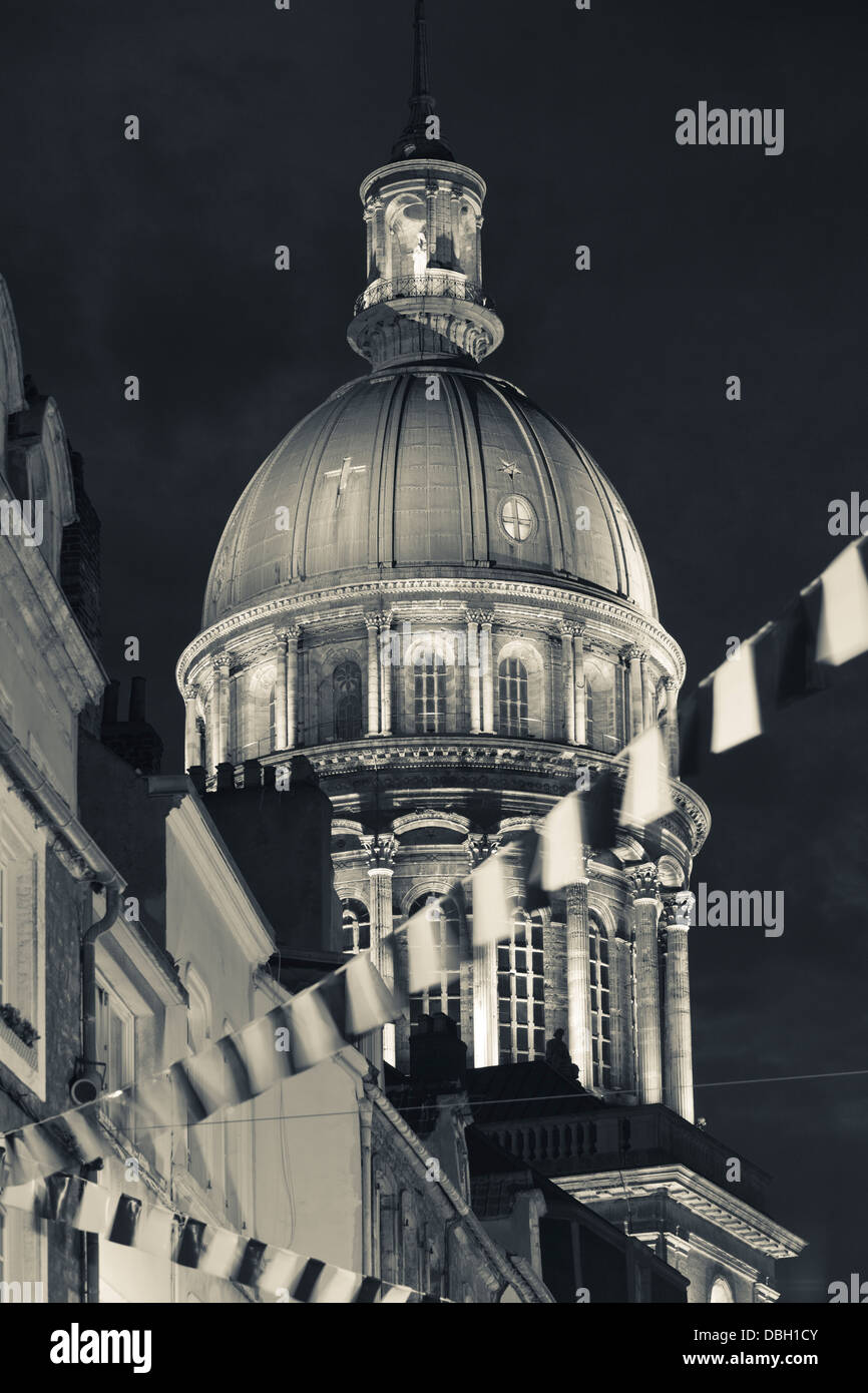 Francia, Pas de Calais, Boulogne sur Mer, Haut Ville, Città Alta, Basilique basilica di Notre Dame e la rue de Lille, crepuscolo. Foto Stock