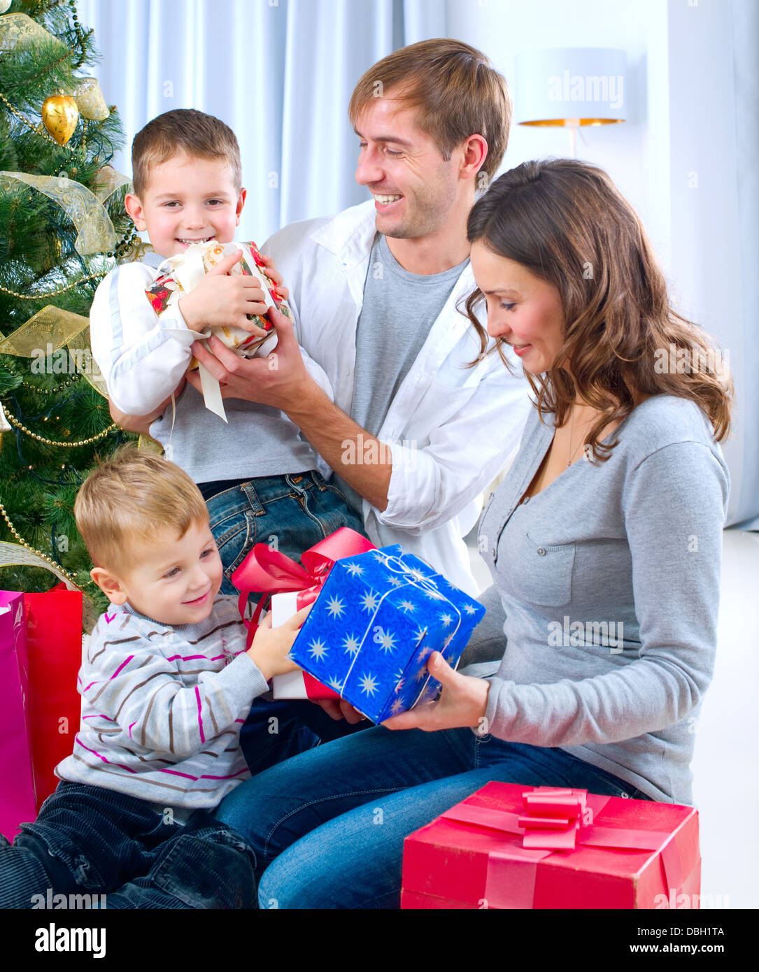 Felice famiglia grande azienda regali di Natale a casa.Il Natale tr Foto Stock