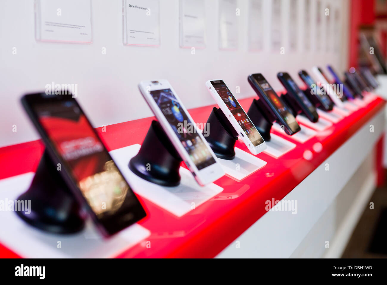 I telefoni cellulari sul display a Verizon store - USA Foto Stock