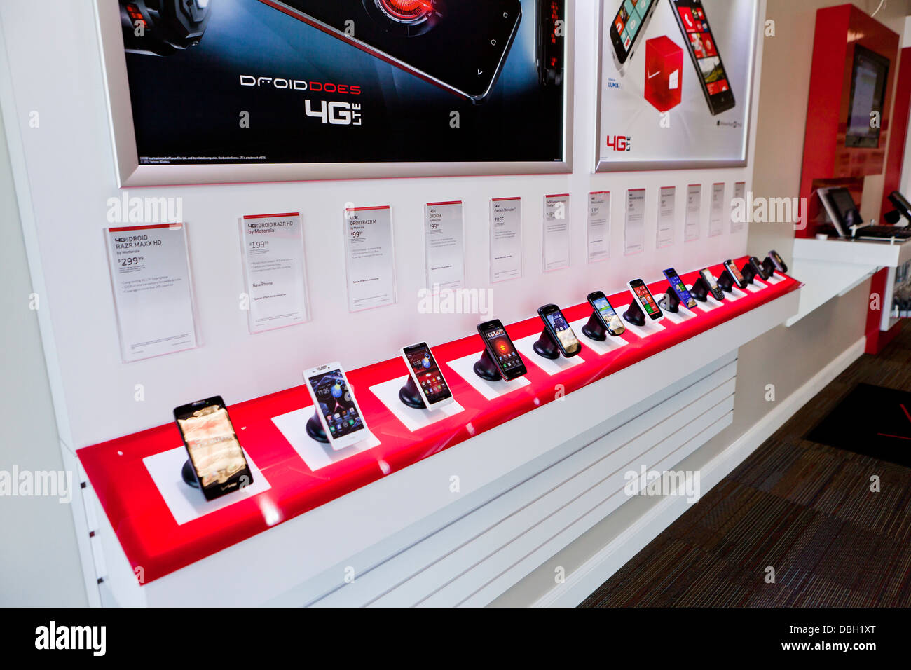 I telefoni cellulari sul display a Verizon store - USA Foto Stock