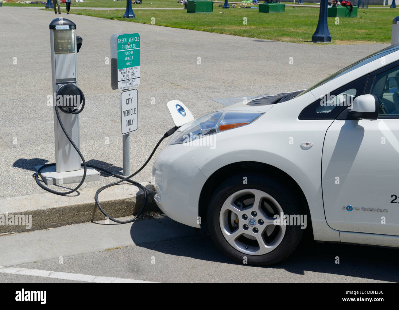 Auto elettrica della carica in uno spazio riservato al di fuori di San Francisco City Hall Foto Stock