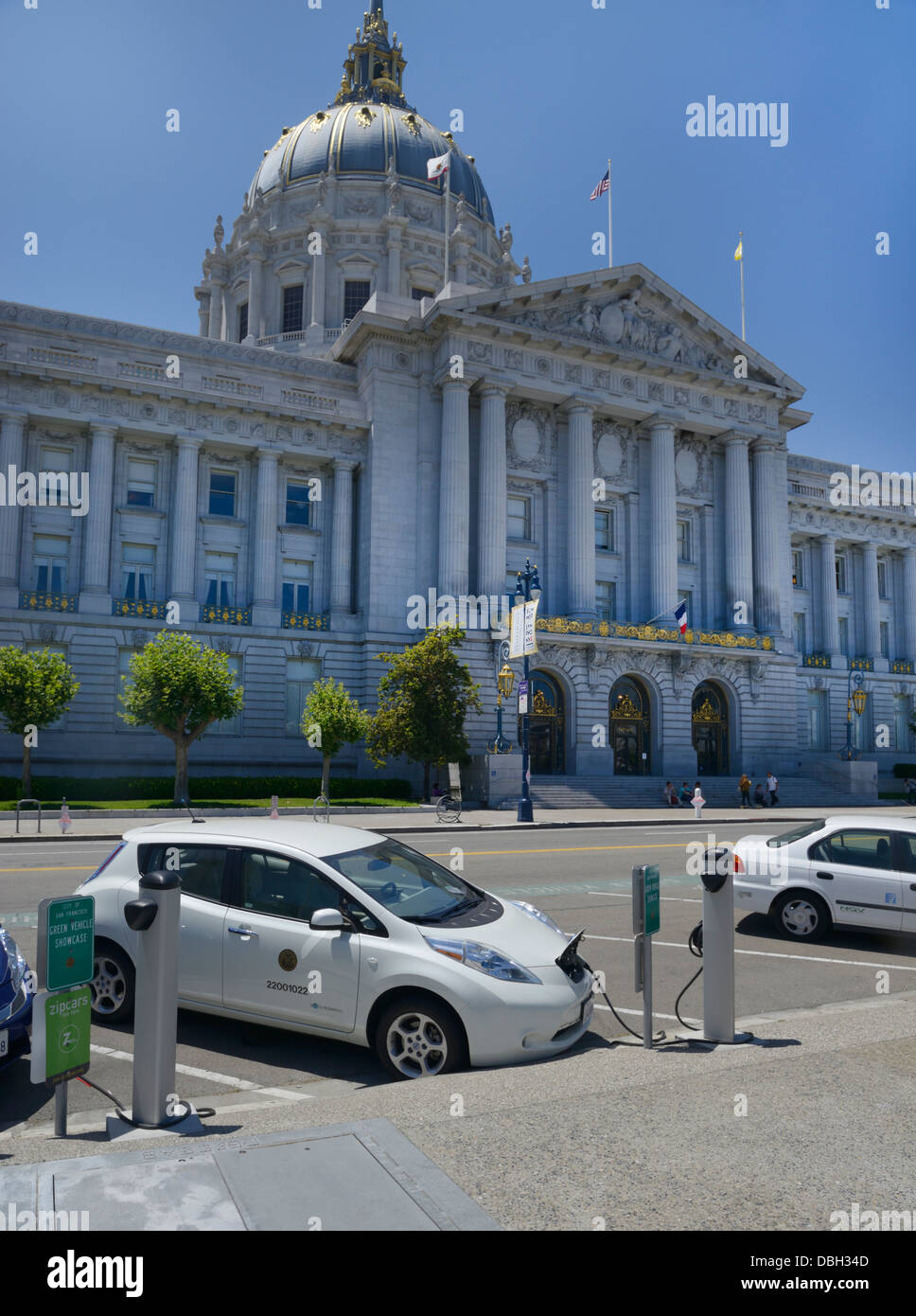 Auto elettrica della carica in uno spazio riservato al di fuori di San Francisco City Hall Foto Stock