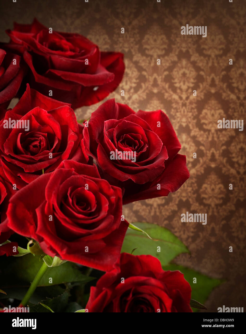 Rose rosse Bouquet. In stile vintage Foto stock - Alamy
