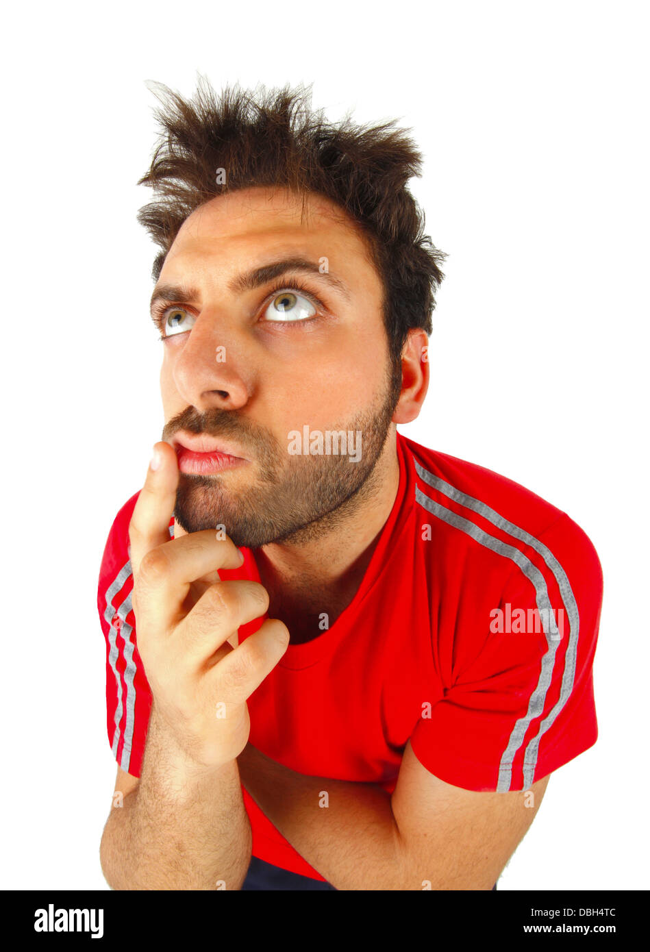 Uomo che pensa con t-shirt rossa su sfondo bianco Foto Stock