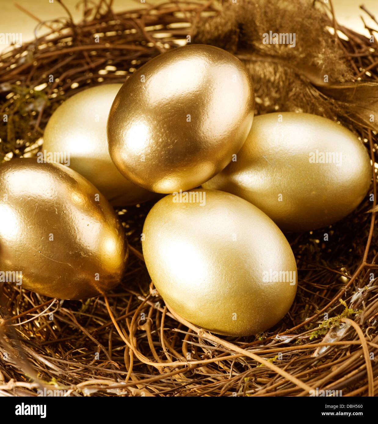 Pasqua. Golden le uova in un nido Foto Stock