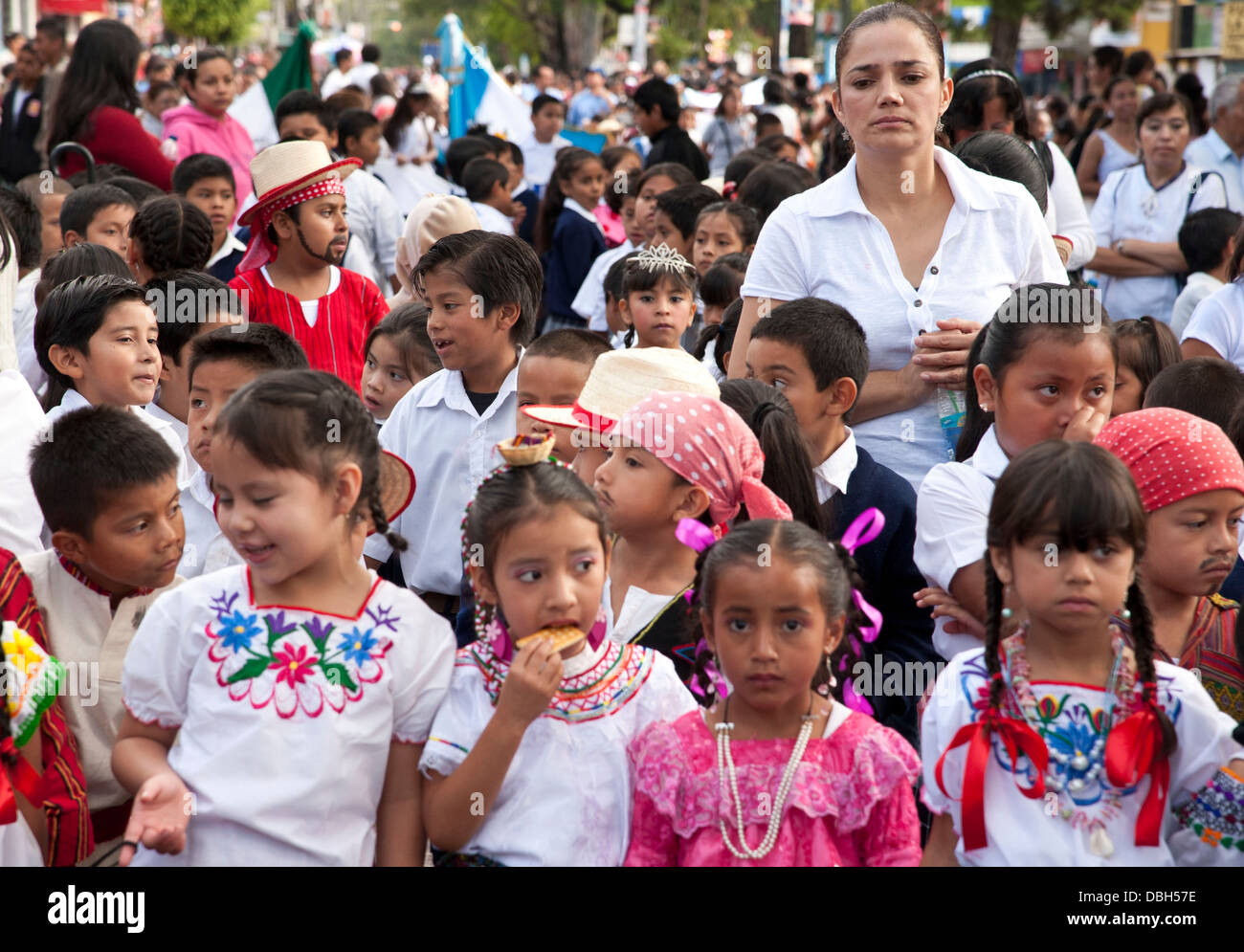 Città del Guatemala di prima qualità indossare i loro antenati' posta tradizionale-colombiana abito Maya nel 2008 Independence Day parade. Foto Stock